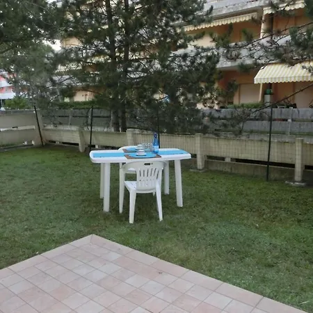 Comfortable Flat Near The Sea With Garden 아파트