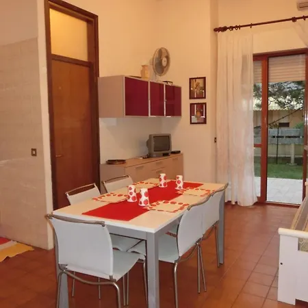 Comfortable Flat Near The Sea With Garden 아파트 비비오네